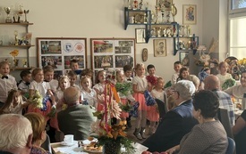 Przedszkolaki_u_senior&oacute;w_5.jpeg