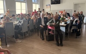 Przedszkolaki_u_senior&oacute;w_3.jpeg