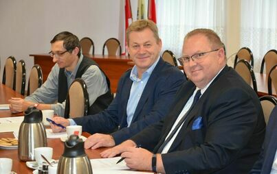 Zdjęcie do Umowa na budowę boisk w Lubaszu i Miłkowie podpisana