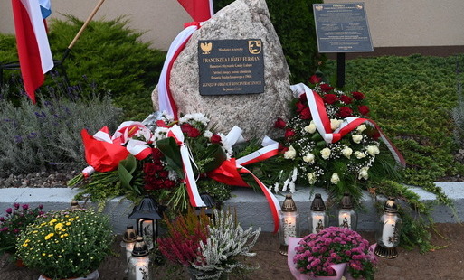 Zdjęcie do Uroczyste odsłonięcie tablicy pamiątkowej poświęconej Franciszce i J&oacute;zefowi Furmanom